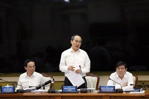Secretary of the Ho Chi Minh City Party Committee Nguyen Thien Nhan (centre) speaks at the meeting on February 3 (Photo: VNA)
