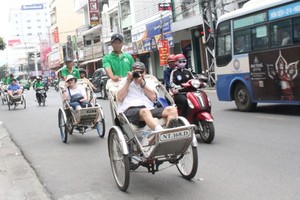 Visitors take a sightseeing tour of Nha Trang by cyclo. (Photo: baokhanhhoa)