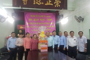 The delegation visits Sung Chinh temple.