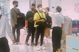  Airport staff are measuring the temperature of passengers. (Photo: SGGP)