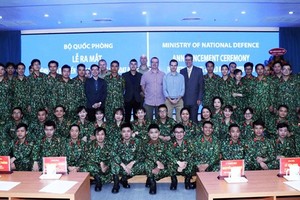 Members of Level-2 Field Hospital No. 3 and delegates at the launching ceremony pose for a photo (Photo: VNA)