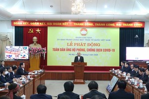 Prime Minister Nguyen Xuan Phuc (standing) at the campaign to call for public support for COVID-19 fight (Photo: VNA)