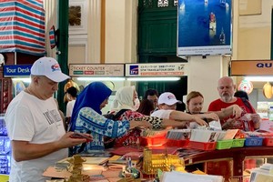 Foreign tourists visit HCMC. (Photo: SGGP)