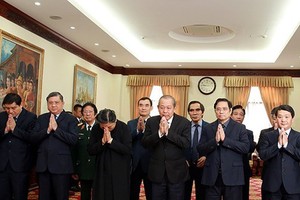 High-ranking officials from the Vietnamese Party, State, National Assembly, and Government as well as the Vietnam Fatherland Front pay tribute to former Lao Prime Minister and former Chairman of the Lao Front for National Construction Central Committee Si