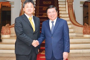 Chairman of Ho Chi Minh City People's Committee Nguyen Thanh Phong (R) and Chief Representative of the Japan International Cooperation Agency (JICA) Vietnam office, Akira Shimizu  (Photo: SGGP)