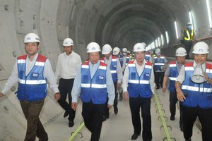 Deputy Prime Minister Pham Binh Minh makes a field trip to the construction site of HCM City's metro line No 1. (Photo: SGGP)