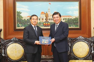 Chairman of HCMC People’s Committee Nguyen Thanh Phong (R ) receives ambassador of Laos to Vietnam, Sengphet Houngboungnuang on July 7 (Photo: SGGP)