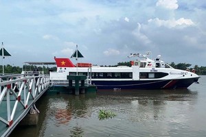 New express boat service linking HCMC and Binh Duong Province is launched.