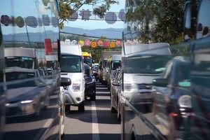 A large number of queued vehicles on streets