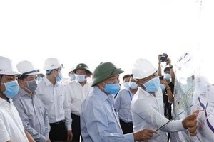 PM Nguyen Xuan Phuc inspects progress on the construction of the Trung Luong - My Thuan Expressway in Tien Giang (Photo: VNA