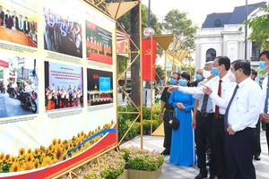 Chairman of HCMC People's Committee Nguyen Thanh Phong and city's leaders attend the opening ceremony of exhibitions.