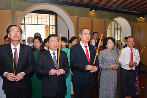Secretary of HCMC Party Committee Nguyen Thien Nhan (C), Chairman of the People’s Committee of the city, Nguyen Thanh Phong (2nd, L) and leaders offer incense and flowers to pay tribute to late President Ton Duc Thang. (Photo: SGGP)