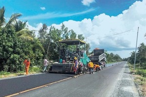 Workers speed up construction on Quan Lo - Phung Hiep National Highway (Photo courtesy of Ministry of Transport)