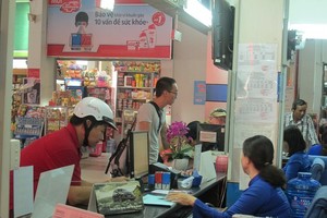 Passengers buy train tickets for Tet holidays at Sai Gon station. (Photo: SGGP)
