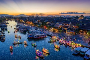The picture, “Boats of paper lanterns” by Tran Minh Luong receives the first prize at the photo contest.