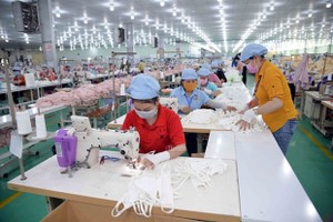 A face mask production line. (Photo: VNA)
