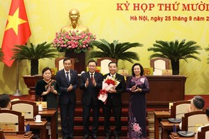 Hanoi officials congratulate Chu Ngoc Anh (second, right) on his election as Chairman of the municipal People’s Committee on September 25 (Photo: VNA)