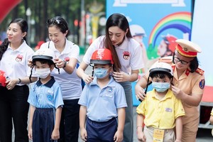 Nearly 2 million quality helmets are presented to first grade students nationwide in the new school year 2020-2021. (Photo: SGGP)