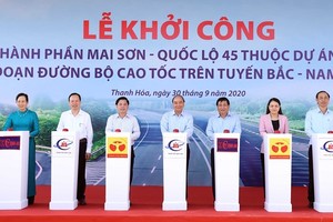 Prime Minister Nguyen Xuan Phuc (centre) and other officials press buttons to mark the start of construction of the Mai Son - National Highway 45 expressway on September 30 (Photo: VNA)