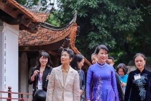 The wives of the Japanese and Vietnamese Prime Ministers, Suga Mariko (front, left) and Tran Nguyet Thu (front, right), visit the Temple of Literature on October 19 (Photo: VNA)
