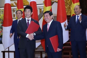 A Memorandum of Understanding (MOU) on investment and development cooperation is signed by Chairman of the HCMC People’s Committee, Nguyen Thanh Phong (R) and General Director of AEONMALL Vietnam Co. Ltd. Tetsuyuki Nakagawa, It is part of the red-carpet w