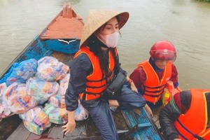 Singer Thuy Tien on a boat  in a visit to flood victims (Photo: Thuy Tien's FB)