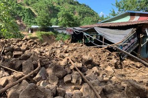 11 people were buried in a landslide occurs in the very early morning of October 29 at Phuoc Loc Commune in Quang Nam Province’s Phuoc Son District.