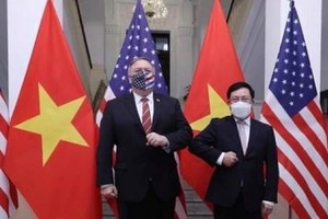 Deputy Prime Minister and Foreign Minister Pham Binh Minh (right) and US Secretary of State Mike Pompeo held talks in Hanoi on October 30. (Photo: VNA)