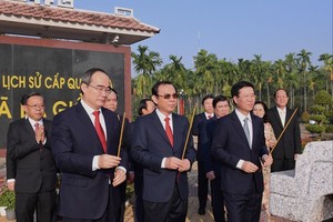 The leaders offered incenses at Nga Ba Giong War Martyrs Monument on November 23 (Photo: SGGP)
