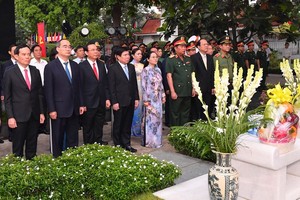 The delegation of leaders of HCMC offer incenses and flowers in commemoration of late President Le Duc Anh at Ho Chi Minh City Martyrs Cemetery.