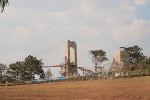 The 325 meter-long glass-bottom bridge connects the Love Valley and another destination of Doi Mong Mo (Dreamming Hill). (Photo: SGGP)