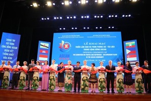 At the opening ceremony of the exhibition (Photo: SGGP)