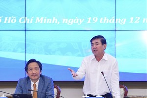 Chairman of the municipal People’s Committee, Nguyen Thanh Phong speaks at the meeting. (Photo; SGGP)