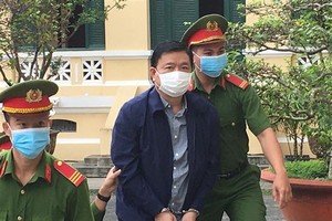 Dinh La Thang (center), who served as Minister of Transport between August 2011 and February 2016 (Photo: VNA)