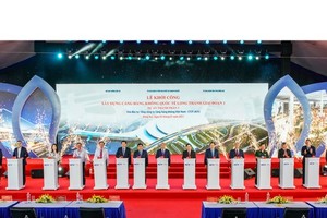  Prime Minister Nguyen Xuan Phuc and delegates at the kick-off meeting (Photo: SGGP)