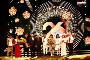Head of the Propaganda Department of the City Party Committee, Phan Nguyen Nhu Khue (C), Vice Chairman of HCMC People's Committee Duong Anh Duc (R), Former deputy Secretary of the HCMC Party Committee, Nguyen Thi Thu Ha (2nd, R) present awards to artists.
