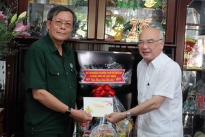  Head of the Propaganda Department of the City Party Committee, Phan Nguyen Nhu Khue (R)  pays Tet visit to Colonel Le Kim Bang. (Photo: SGGP)