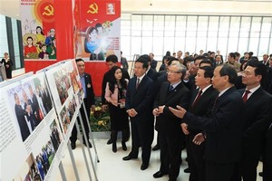 Politburo member and permanent member of the Party Central Committee’s Secretariat Tran Quoc Vuong; Politburo member, Secretary of the Party Central Committee and Chairman of its Commission for Information and Education Vo Van Thuong and officials visit t