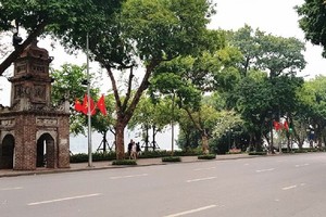 Chairman of the Hanoi People’s Committee Chu Ngoc Anh has requested a halt to festive activities and mass gathering events in public places. (Photo: SGGP)