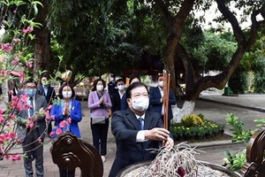 Deputy PM Trinh Dinh Dung offers incenses at Hai Ba Trung Temple in Hanoi’s Me Linh District. (Photo: SGGP)