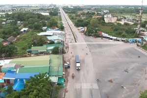 A section of the National Highway No 22 runs through Loi Thuan Commune in Tay Ninh Province’s Ben Cau District, near Moc Bai International Border Gate linking with HCMC-Moc Bai expressway. (Photo: SGGP)