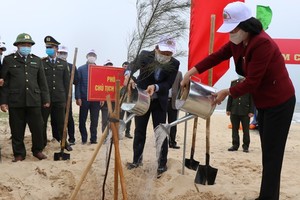 Vice President Dang Thi Ngoc Thinh launches a tree-planting movement in Quang Binh Province.