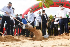Prime Minister Nguyen Xuan Phuc and leaders of Phu Yen Province attend a tree-planting festival. (Photo: SGGP)