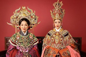 Miss Universe Vietnam 2019, Nguyen Tran Khanh Van (R) and People’s Artist Bach Tuyet 