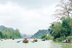 Huong Pagoda receives over 20,000 pilgrims in its reopening day.