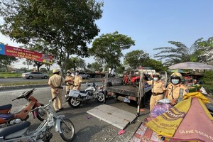 Tan Tuc traffic police team catches many outdated motor vehicles. (Photo: SGGP)