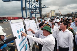 Prime Minister Nguyen Xuan Phuc visits Cai Mep international terminal (Photo: SGGP)