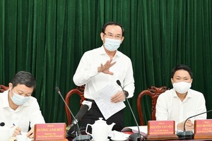 Secretary of the municipal Party Committee, Nguyen Van Nen speaks at the meeting. (Photo: SGGP)