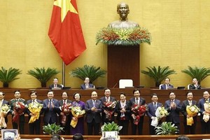 Leaders of Vietnam and the newly-appointed Government members pose for a group photo on April 8 morning (Photo: VNA)