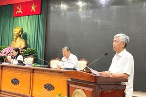 Deputy Chairman of HCMC People's Committee, Vo Van Hoan speaks at a working session with the HCMC Statistical Office. (Photo: SGGP)